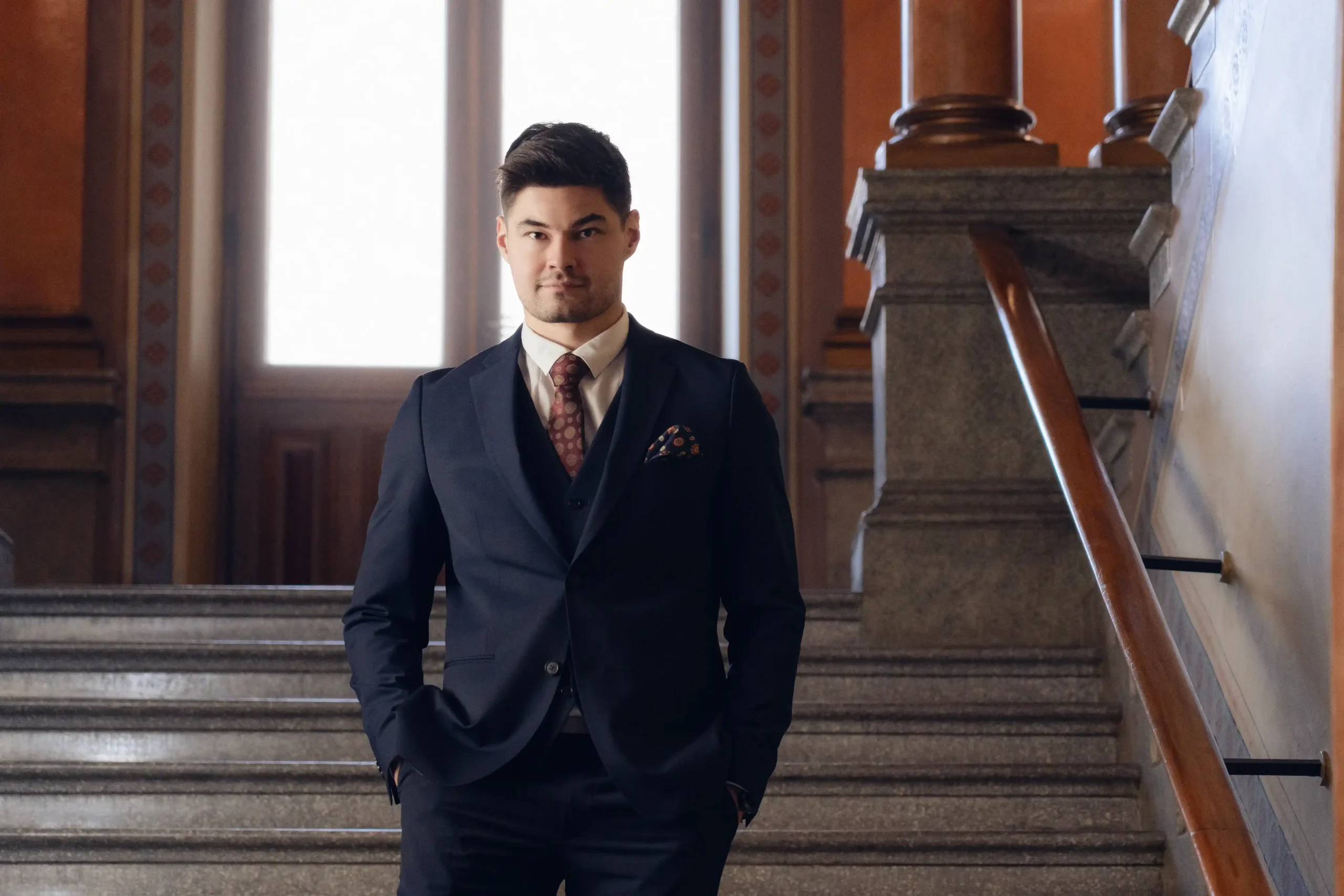 Taikuri ja mentalisti Marko Poskiparta portaiden edessä